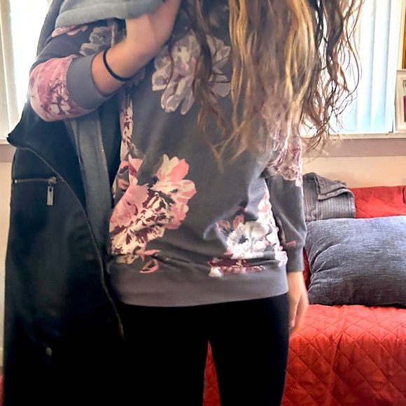 Beautiful eyeshadow floral woman’s small sweater (EUC) - Picture 2 of 9